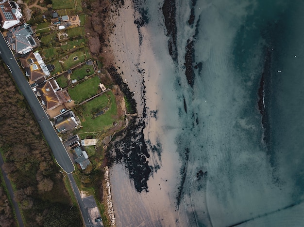 Toma aérea de la zona de la playa de Sandsfoot, Weymouth, Dorset tomada con un dron