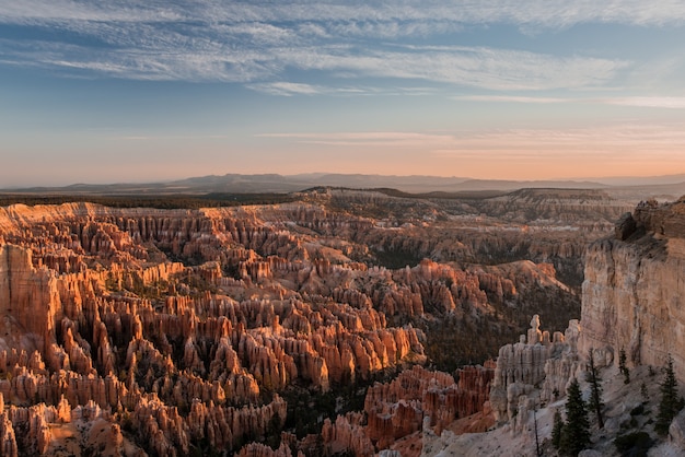 Toma de alto ángulo de la impresionante vista del Bryce Canyon, EE. UU., Parece un pedazo de cielo