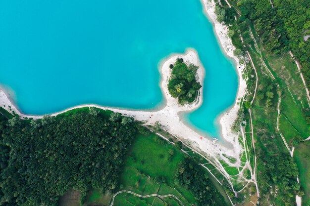 Toma de arriba hacia abajo del lago Tenno en Italia