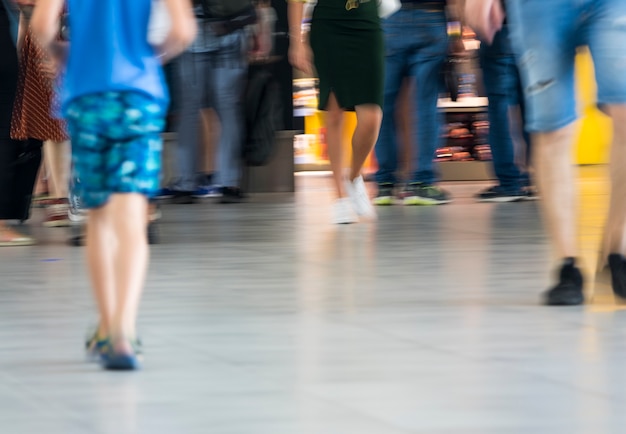 Foto gratuita toma borrosa de multitud caminando en el aeropuerto