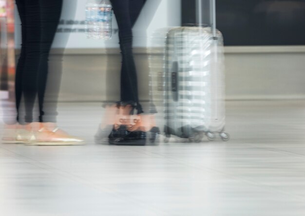 Toma borrosa de personas en el aeropuerto