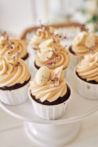 Toma de enfoque selectivo de deliciosos cupcakes de chocolate con cobertura de crema blanca