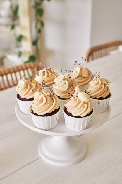 Toma de enfoque selectivo de deliciosos cupcakes de chocolate con cobertura de crema blanca