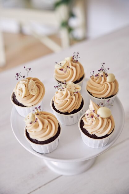 Toma de enfoque selectivo de deliciosos cupcakes de chocolate con cobertura de crema blanca