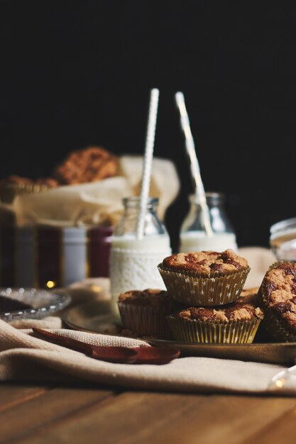 Toma de enfoque selectivo de deliciosos muffins de galleta de Navidad en un plato con miel y leche