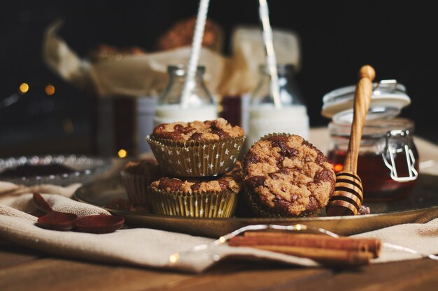 Toma de enfoque selectivo de deliciosos muffins de galleta de Navidad en un plato con miel y leche