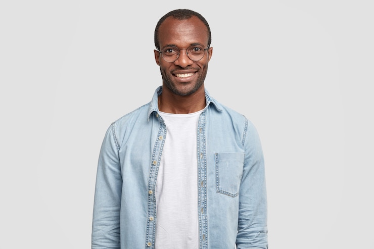 Foto gratuito toma una foto de un hombre apuesto, confiado, alegre y emprendedor con una amplia sonrisa.