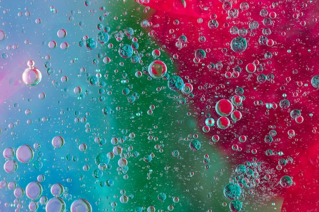 Toma de fotograma completo de las burbujas de aceite flotando en el fondo multicolor
