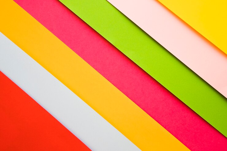 Foto gratuito toma de fotograma completo de varios papeles de cartón de varios colores