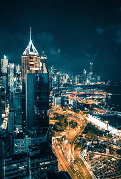 Toma de un hermoso paisaje urbano y vista nocturna desde la ciudad de Hong Kong