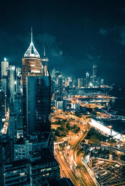 Toma de un hermoso paisaje urbano y vista nocturna desde la ciudad de Hong Kong