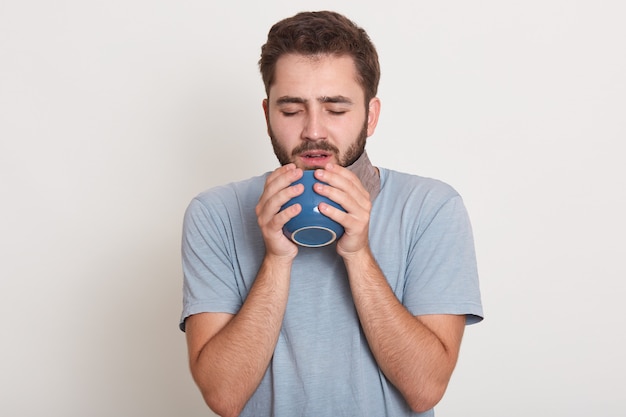 Toma interior de hombre guapo con barba y pelo oscuro y bigote