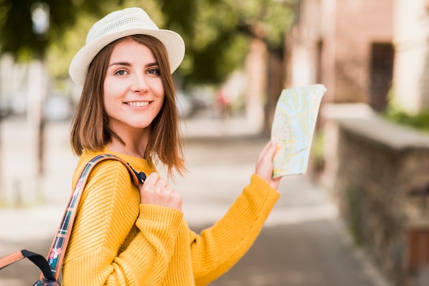 Toma lateral de mujer sonriente que viaja