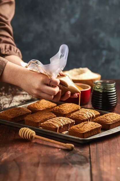 Toma de la mano del chef haciendo pastel de miel