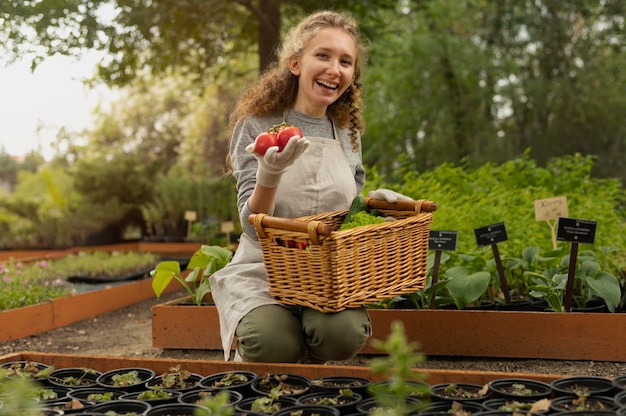 Toma media mujer sosteniendo tomates