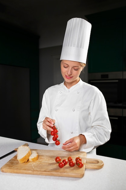 Toma media mujer sosteniendo tomates