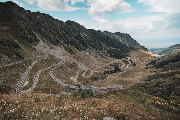 Toma de paisaje de una carretera en colinas