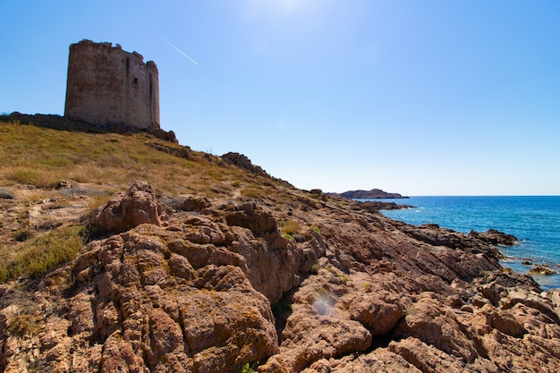 Toma de paisaje de un castillo en la colina rocosa