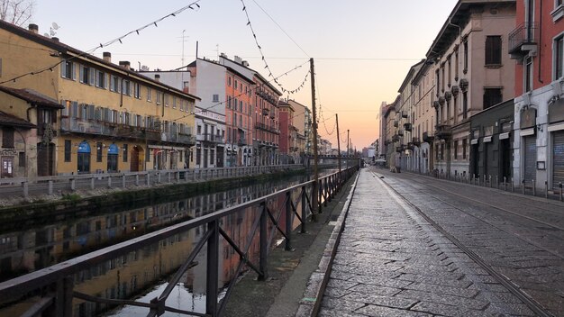 Toma de paisaje de edificios en el canal en el distrito navigli de milán italia