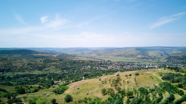 Toma panorámica de un campo y un cielo azul