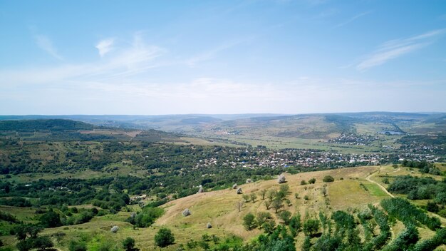 Toma panorámica de un campo y un cielo azul