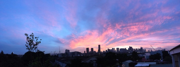 Toma panorámica del edificio de la ciudad bajo un cielo morado y azul