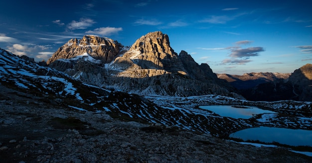 Toma panorámica de la montaña Dreischusterspitze en los Alpes italianos durante la puesta de sol