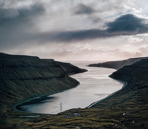 Foto gratuita toma panorámica que captura la naturaleza: montañas, mar, cielo