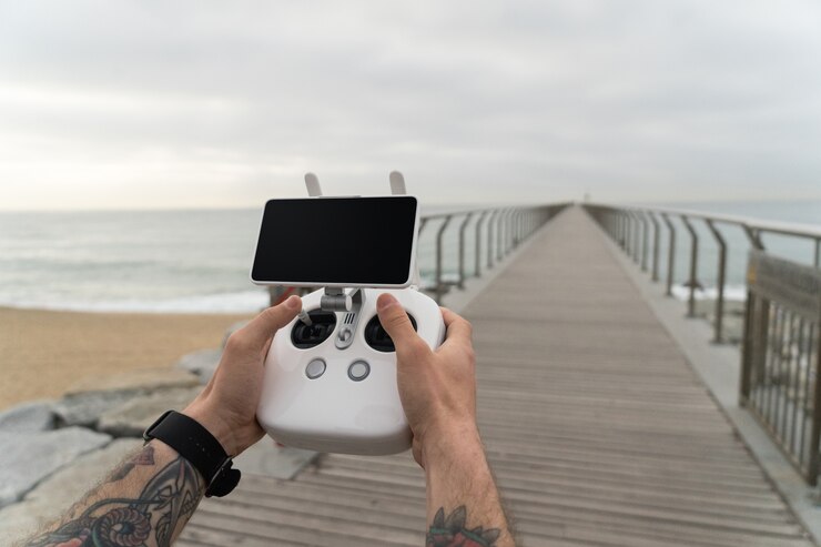 Foto gratuito toma de punto de vista de hipster y usuario milenario de nueva generación de nuevas tecnologías futuristas, usa el control remoto del dron para volar el dispositivo en el aire.