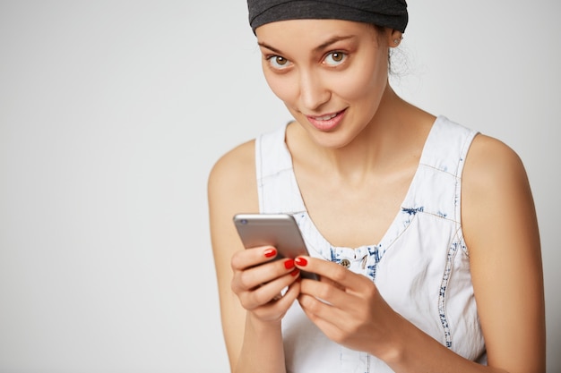 Toma recortada de joven freelancer mirando y sonriendo