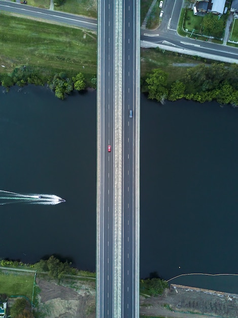 Toma simétrica aérea de un puente