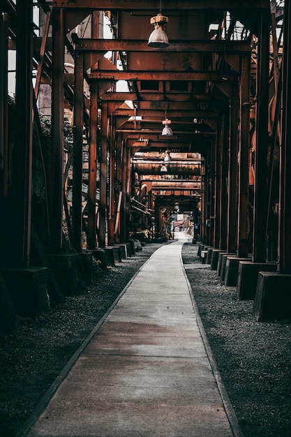 Foto gratuita toma vertical de una zona industrial.