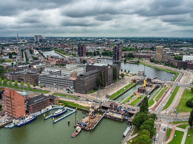 Toma de vista aérea de la ciudad de Rotterdam en los Países Bajos