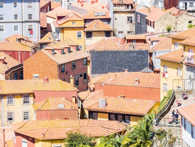 Toma de vista aérea de la hermosa ciudad de Oporto en Portugal