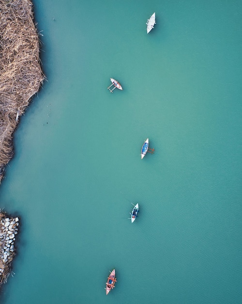 Toma de vista aérea de la laguna con barcos de pesca en Cullera, España
