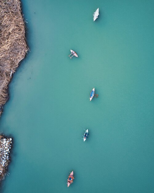 Toma de vista aérea de la laguna con barcos de pesca en Cullera, España