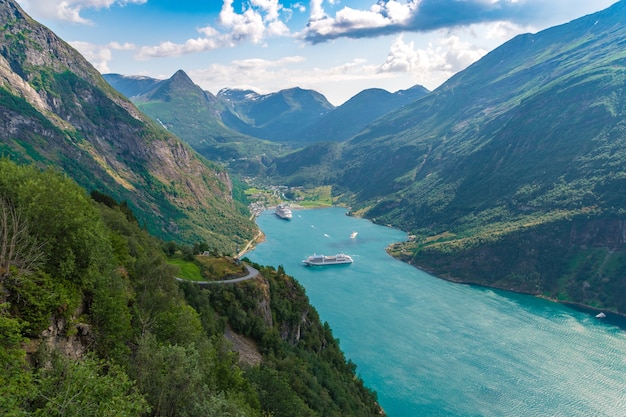 Toma a vista de pájaro de la vista del Geirangerfjord, Noruega