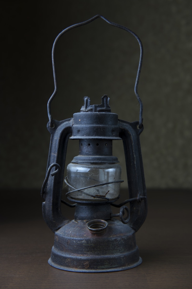 Foto gratuito tomada vertical de una vieja lámpara de metal vintage