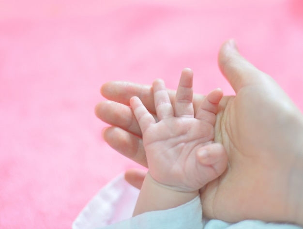 Manos Suaves De Madre Sosteniendo A Su Preciosa Niña Bebé Recién Nacido.  Fotos, retratos, imágenes y fotografía de archivo libres de derecho. Image  32257651