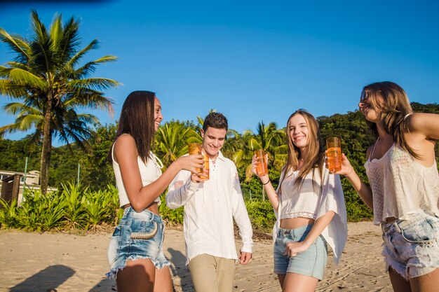 Tomando algo con amigos