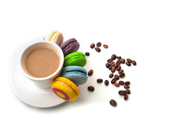 Foto gratuita tomando un café con macarons