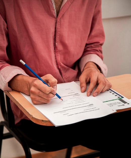 Foto gratuita tomando el examen o el formulario de solicitud de empleo rellenado por una candidata