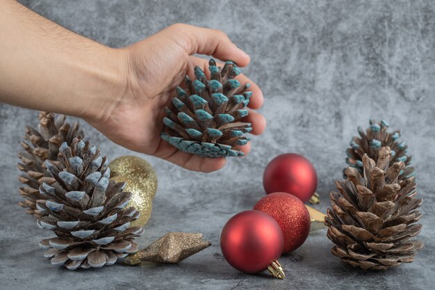 Tomando una figura del stock de adornos navideños