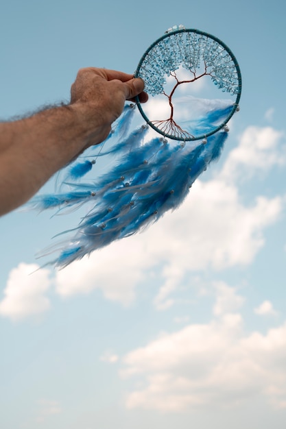 Tomando de la mano al cazador de sueños al aire libre