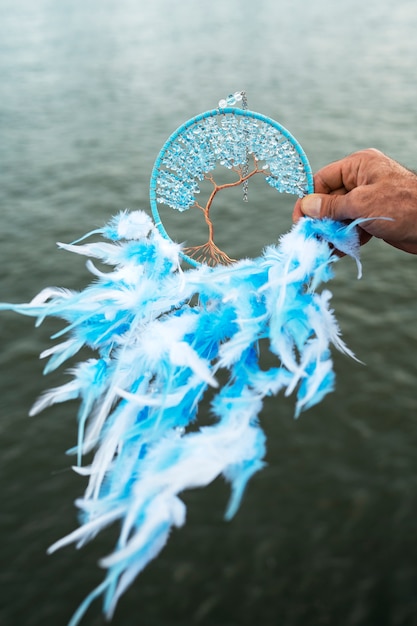 Foto gratuita tomando de la mano al cazador de sueños al aire libre