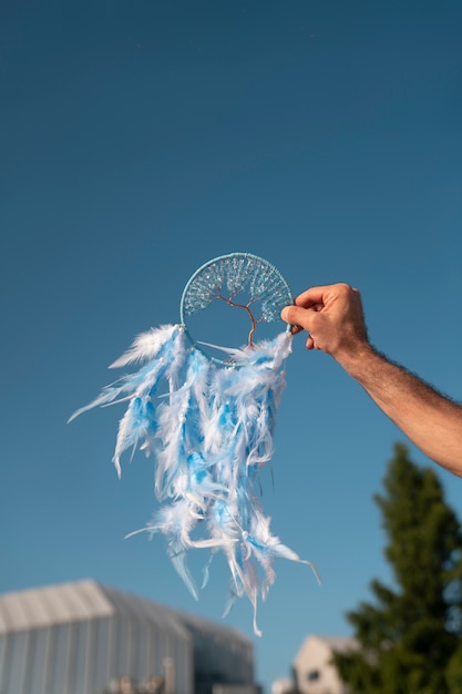 Tomando de la mano al cazador de sueños al aire libre