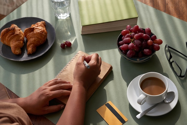 Tomando notas en la mesa de la cocina