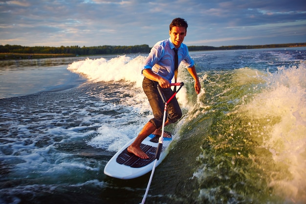 Foto gratuita tomando las olas llevando corbata