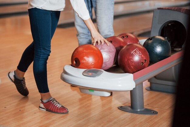 Tomando una pelota. Vista recortada de personas en el club de bolos listas para divertirse