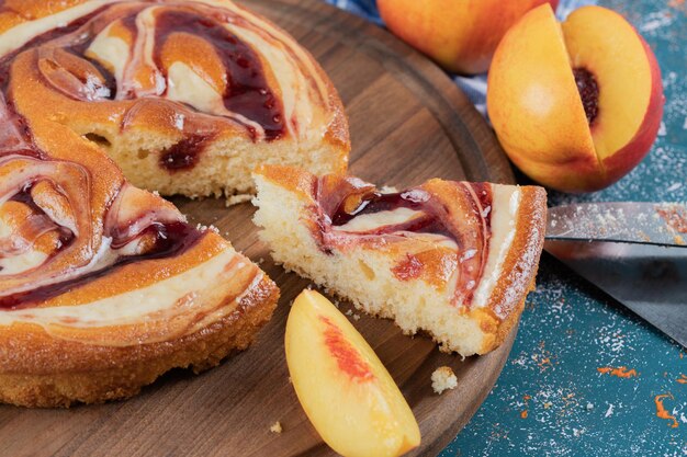 Tomando una rebanada de tarta de fresa sobre tabla de madera.